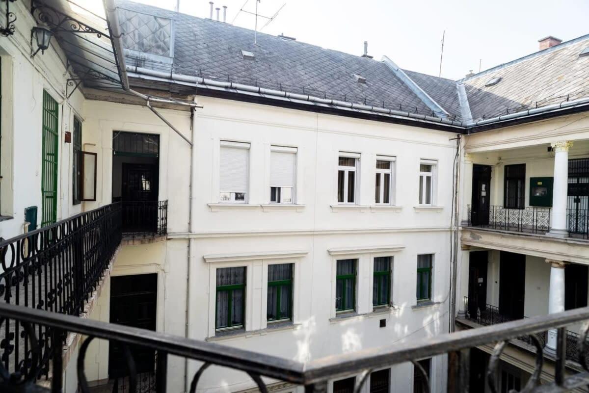 Large Apartment At Perfect Central Location Budapest Extérieur photo