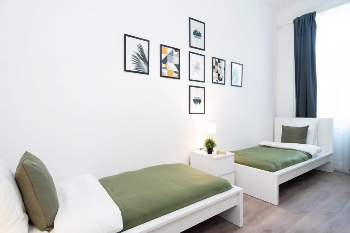 Large Apartment At Perfect Central Location Budapest Extérieur photo